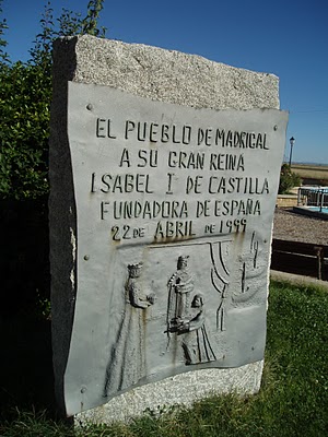 estela de homenaje a Isabel la Católica del pueblo de Madrigal